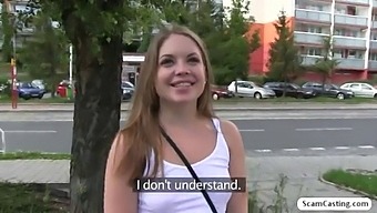ロシアの美女アレッサンドラが、葉の中で偽エージェントと性行為に従事する