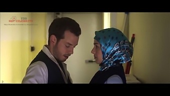 Brunette Hijab Meisje'S Hete Ontmoeting Met Een Hete Beroemdheid