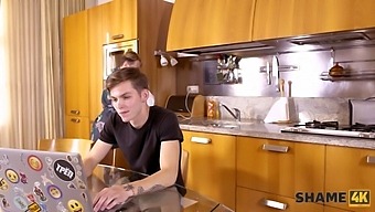 Zrelá Ruská Puma Dáva Uspokojivý Orálny Sex