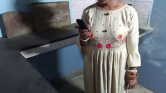 Penjaga Bayi Memberikan Blowjob Dan Dientot Di Dapur