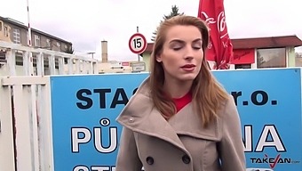 Тинејџерка Секретарица Задовољава Своју Жудњу За Великим Китом Са Више Мушкараца.