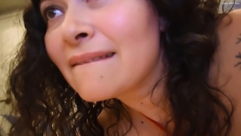 Una Milf Amateur Con Grandes Tetas Naturales Despierta A Un Joven Y Le Hace Una Mamada