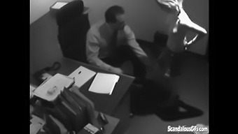 Плавокоса Секретарица Дубоко Грли Велики Пенис Свог Шефа.