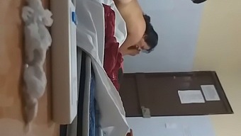 Junte-Se A Mim Para Uma Sessão Quente Começando Às 6: 30 Com Uma Visão De Perto Da Vagina Do Meu Amigo Apertado