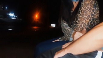 バスを待っているこの女性に、どんな反応をしてくれるのかと、チャンスとばかりに性器を晒します。