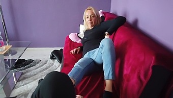발 페티쉬와 금발로 태그된 공정한 머리 여성을 위한 초기 발 숭배