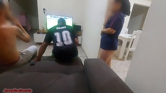 &Nbsp;감히 남편의 친구와의 성적인 만남을 시작했지만, 경험으로 인해 두 남자 모두 관련된 이중 관통