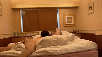 Masa Mandi Sensual Wanita Jepun: Basah Dan Liar