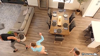 Gamer-Pige Nyder Ansigts- Og Trekant Med To Muskuløse Fyre