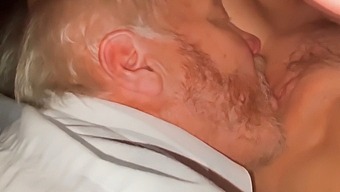 Biseksuaali Mies Liittyy Kolmioon Kypsän Naisen Kanssa