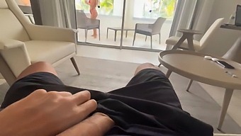 Saya Menemukan Teman Sekamar Saya Memuaskan Dirinya Sendiri Dan Harus Terlibat Dalam Kegiatan Seksual Dengannya