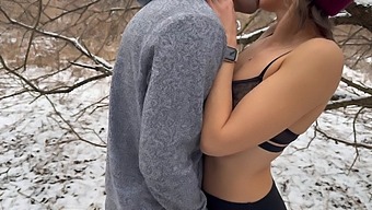 Esposa Amadora Desfruta De Uma Gozada Dupla E Nevada Do Marido E Do Amigo