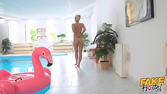 경험이 풍부한 유혹자인 나타샤 쉐리가 잘난 파트너와 수영장에서 아날 쾌감을 즐깁니다