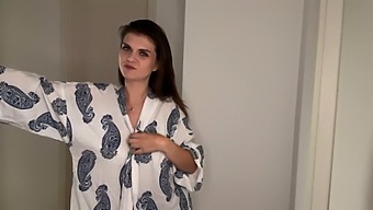 En Moden Stemors Soloeventyr Med Sitt Imponerende Medlem I Vaskerommet.