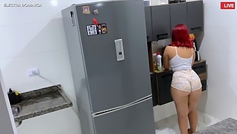 Saya Serta-Merta Terangsang Apabila Pembantu Ini Tiba Dengan Seluar Pendeknya Yang Menampakkan Lekuk Tubuhnya Yang Besar, Saya Tidak Tahan Dengan Keinginan Saya