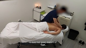 Emma Palaa Kuumaan Hierontaistuntoon Hierojansa Kanssa Esitellen Flirttailevaa Persoonallisuuttaan Ja Vastustamattomia Muotojaan!
