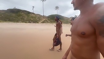 Min Vellystige Kjæreste Blir Med Meg For En Dag Med Soling Og Svømming På Stranden I Naken