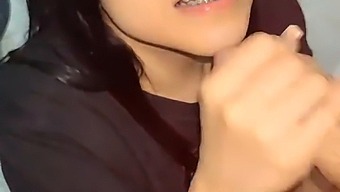 작은 아가씨가 비밀리에 직장에서 의붓 사촌과 섹스를 하게 된다.