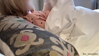 Intiimi Kohtaaminen Viettelevän Äitipuolen Kanssa Jaetussa Hotellihuoneen Suihkussa