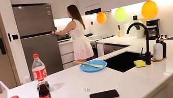 Имао Сам Врућу Аферу У Кухињи Са Мамом Мог Пријатеља Након Његове Рођенданске Забаве.