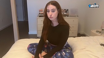 Une Rousse Chaude Se Fait Baiser Par Sa Belle-Mère Avant Les Cours