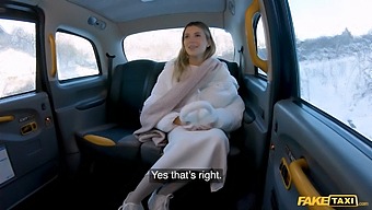 Un Beau Modèle En Lingerie Se Fait Pénétrer Brutalement Et Profondément Dans Un Faux Taxi