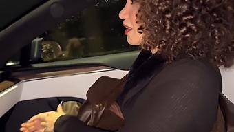 Jeune Femme Surprise Par Son Mari Baise Avec Un Inconnu Dans La Voiture.